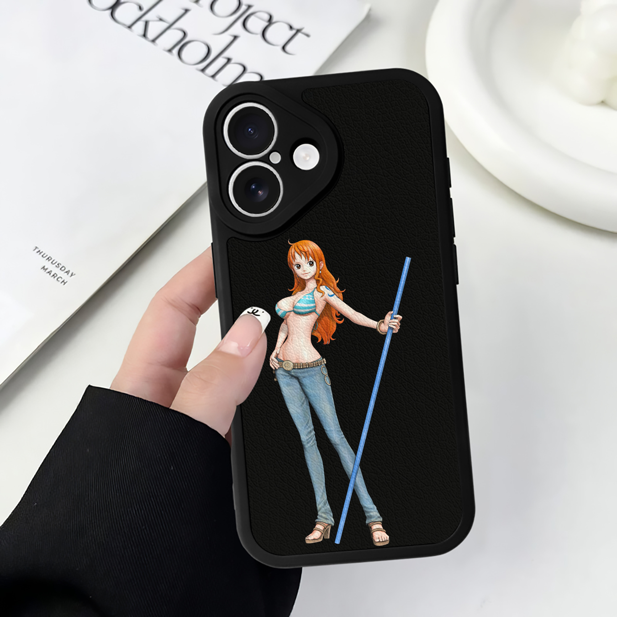 （画像用） ワンピース ナミ ONE PIECE Nami 【iPhone 16シリーズ対応】シリコンスマホケース（レザー調） 材質：シリコン